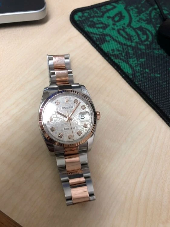 Ảnh giao dịch thực tế đồng hồ Rolex Datejust demi mặt vi tính tại SG Watch