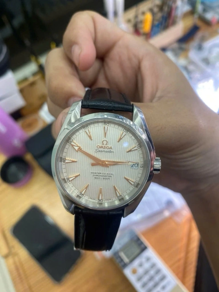 Ảnh giao dịch thực tế đồng hồ Omega Seamaster Aqua Terra tại SG Watch